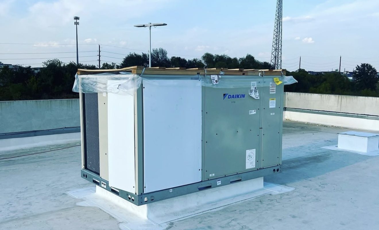 Commercial rooftop HVAC unit installed by Elite Gonzalez Services